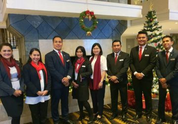 staff hotel sheraton bandung berjajar didepan pohon natal