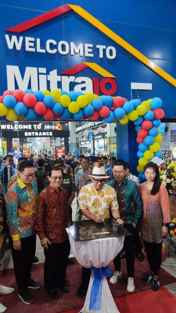 Penandatanganan prasasti peresmian Mitra10 Bintaro Jaya