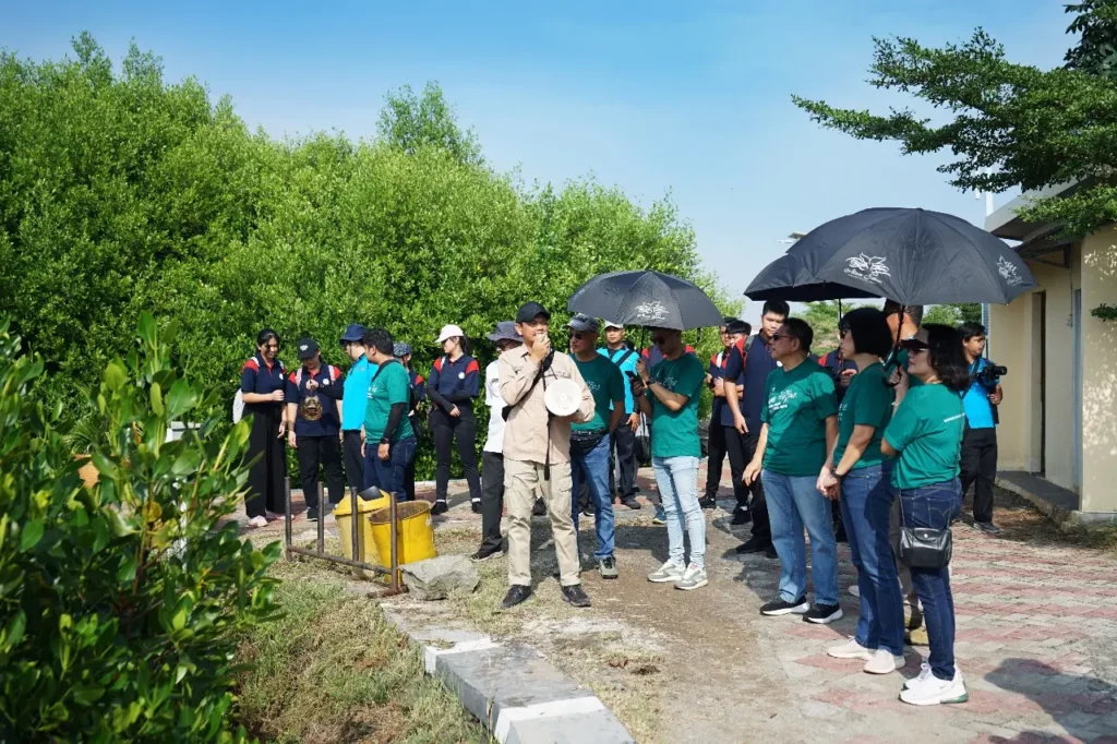 Peserta CSR Alam Sutera Peduli Penanaman Mangrove