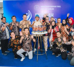 Rektor UNESA Prof Nurhasan foto bersama para penerima penghargaan pada Anugerah Diktisaintek 2024.