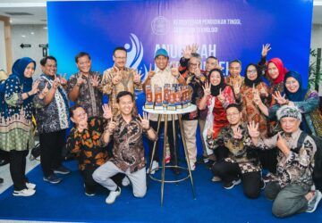 Rektor UNESA Prof Nurhasan foto bersama para penerima penghargaan pada Anugerah Diktisaintek 2024.